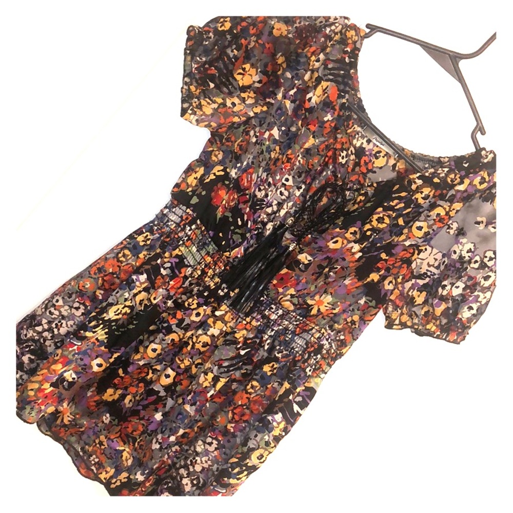 Flower pattern ruffle blouse.